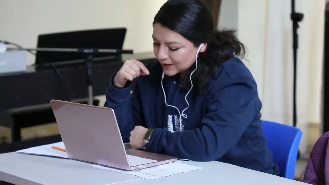 Una maestra del Instituto Zoe da su clase en línea desde el salón