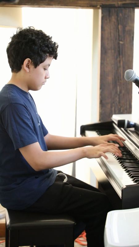 Un alumno de secundaria toca el piano
