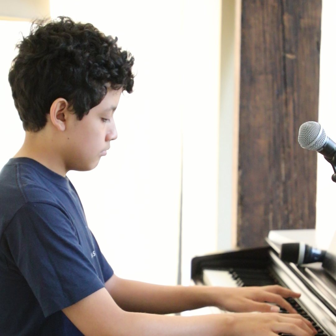 Un alumno de Secundaria del Instituto Zoe toca el piano