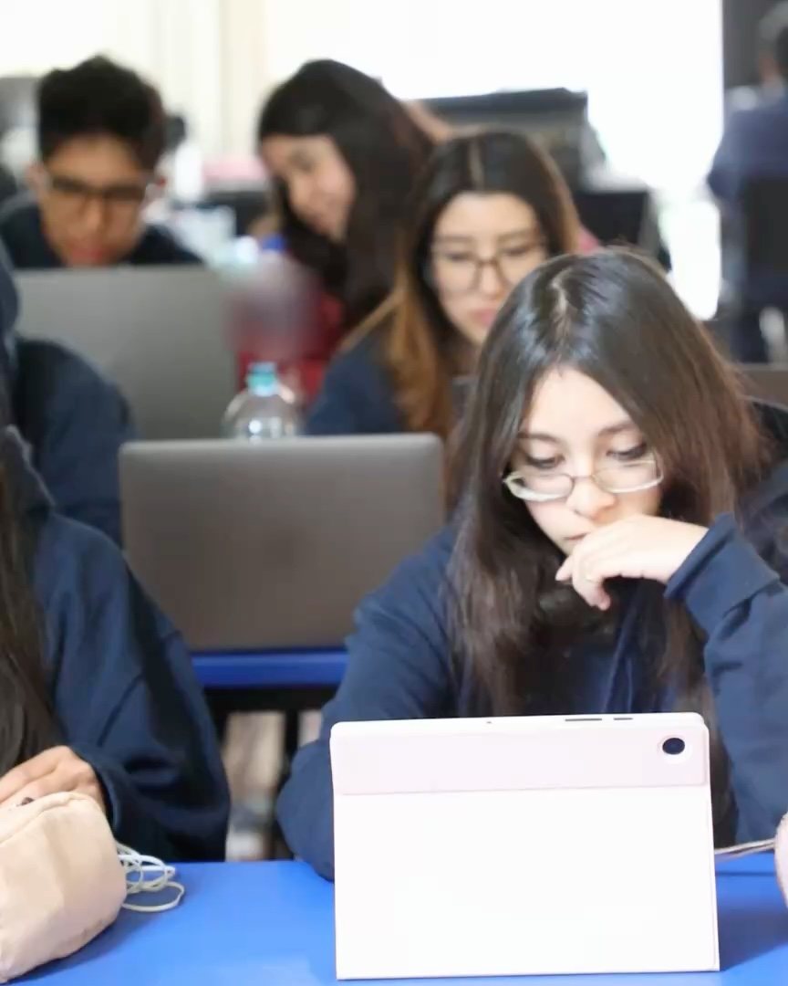 Alumnos de preparatoria del Instituto Zoe estudian en su salón con sus tabletas y laptops
