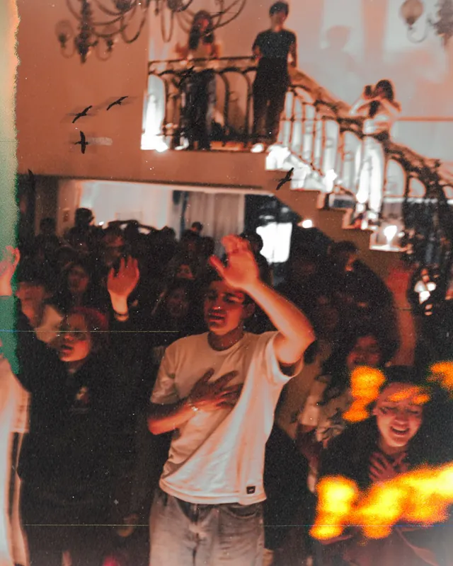 Alabanza a la luz de las velas en la última noche de REBORN 2026