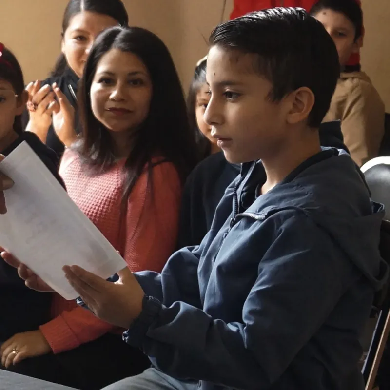 Un alumno lee su reconocimiento durante la ceremonia
