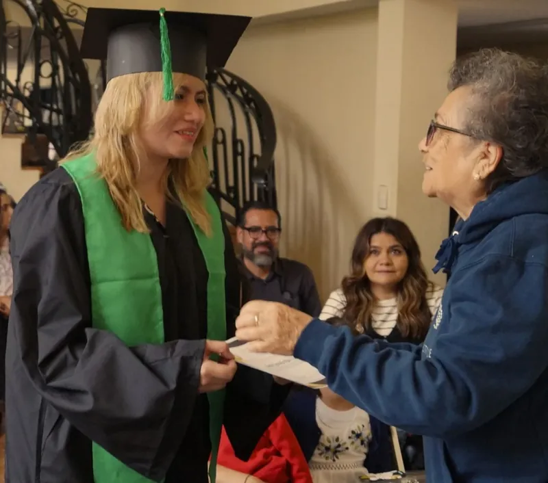 Graduada con toga recibe su documento